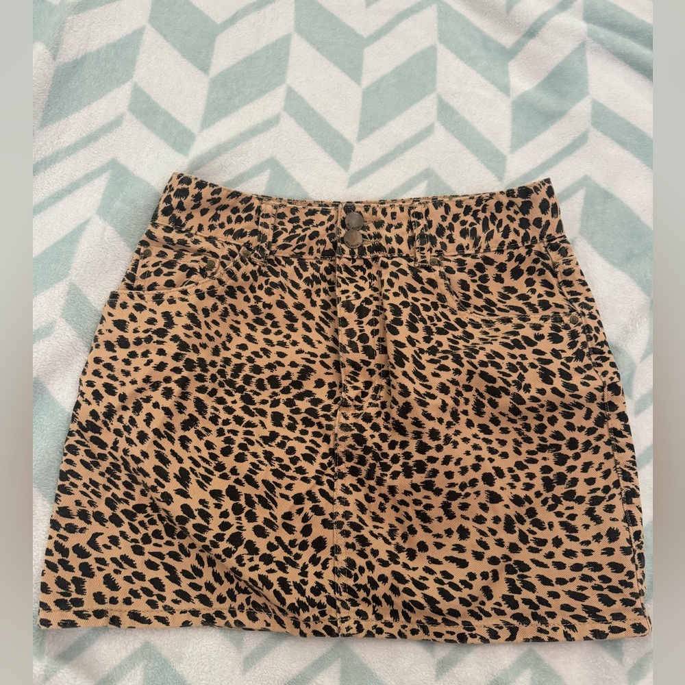 Denim cheetah print skirt 💛